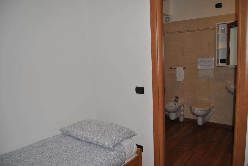 B&B Sosta Sul Lago Lezzeno Bagian luar foto