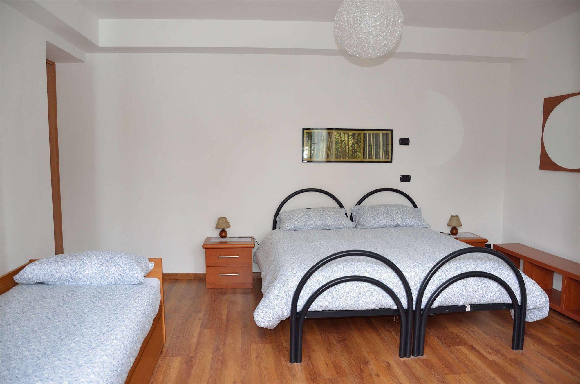 B&B Sosta Sul Lago Lezzeno Bagian luar foto